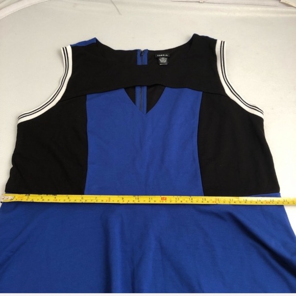 Torrid blue and black color block keyhole sleeveless peplum top - Picture 4 of 7